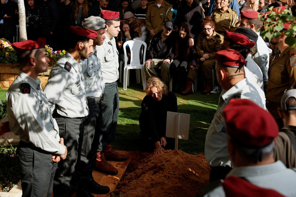Mulher vela corpo de um dos 24 soldados de Israel mortos por explosões e combate na Faixa de Gaza em 23 de janeiro de 2024. — Foto: Tyrone Siu/ Reuters