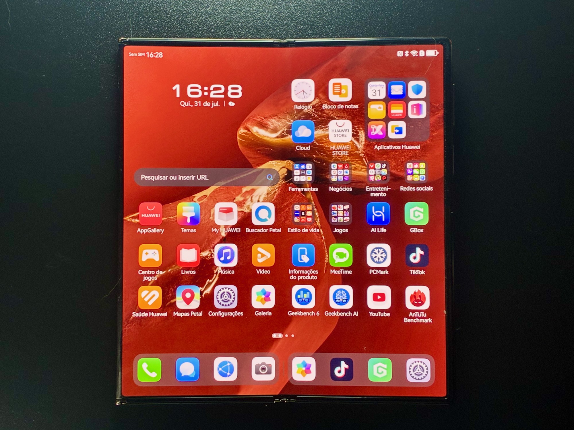 Huawei Mate XT Ultimate Design com a primeira dobra aberta, em formato de mini tablet — Foto: Henrique Martin/g1