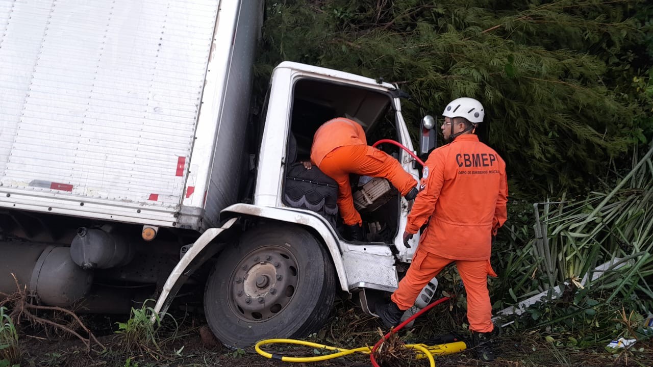 Motorista de caminhão fica preso às ferragens em rodovia do Piauí