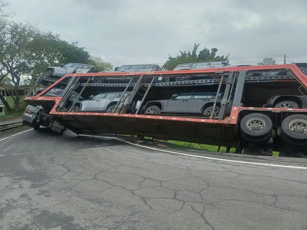 Carreta-cegonha sai da pista e interdita trecho da Via Dutra, em Itatiaia