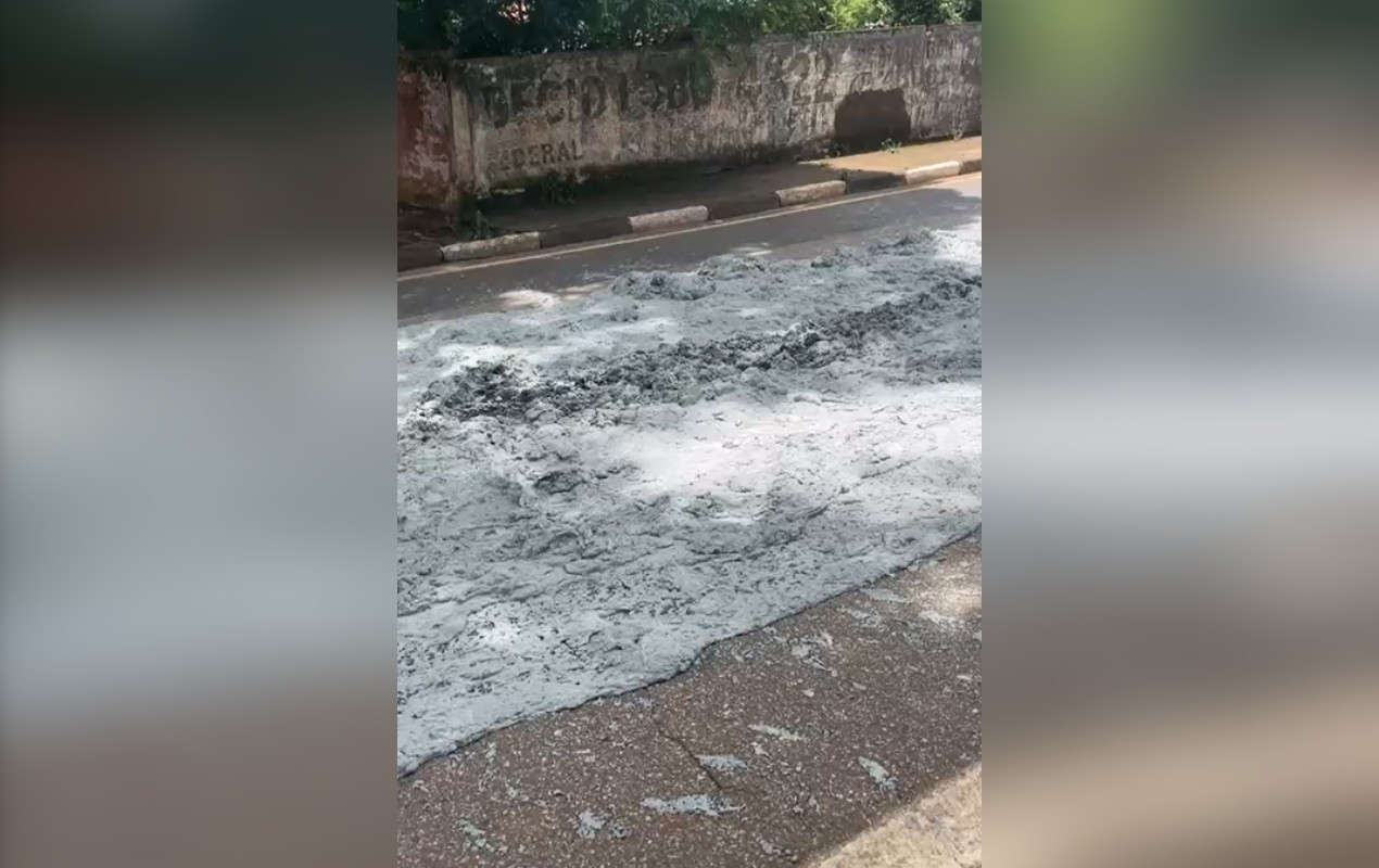 VÍDEO: caminhão tomba e derrama carga de concreto em rodovia de Itapetininga