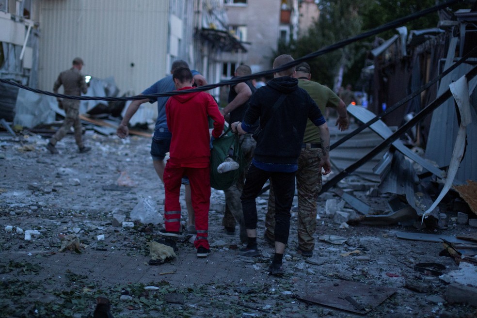 Resgate depois de atentado a restaurante na cidade de Kramatorsk, em 27 de junho de 2023 — Foto: Oleksandr Ratushniak/Reuters