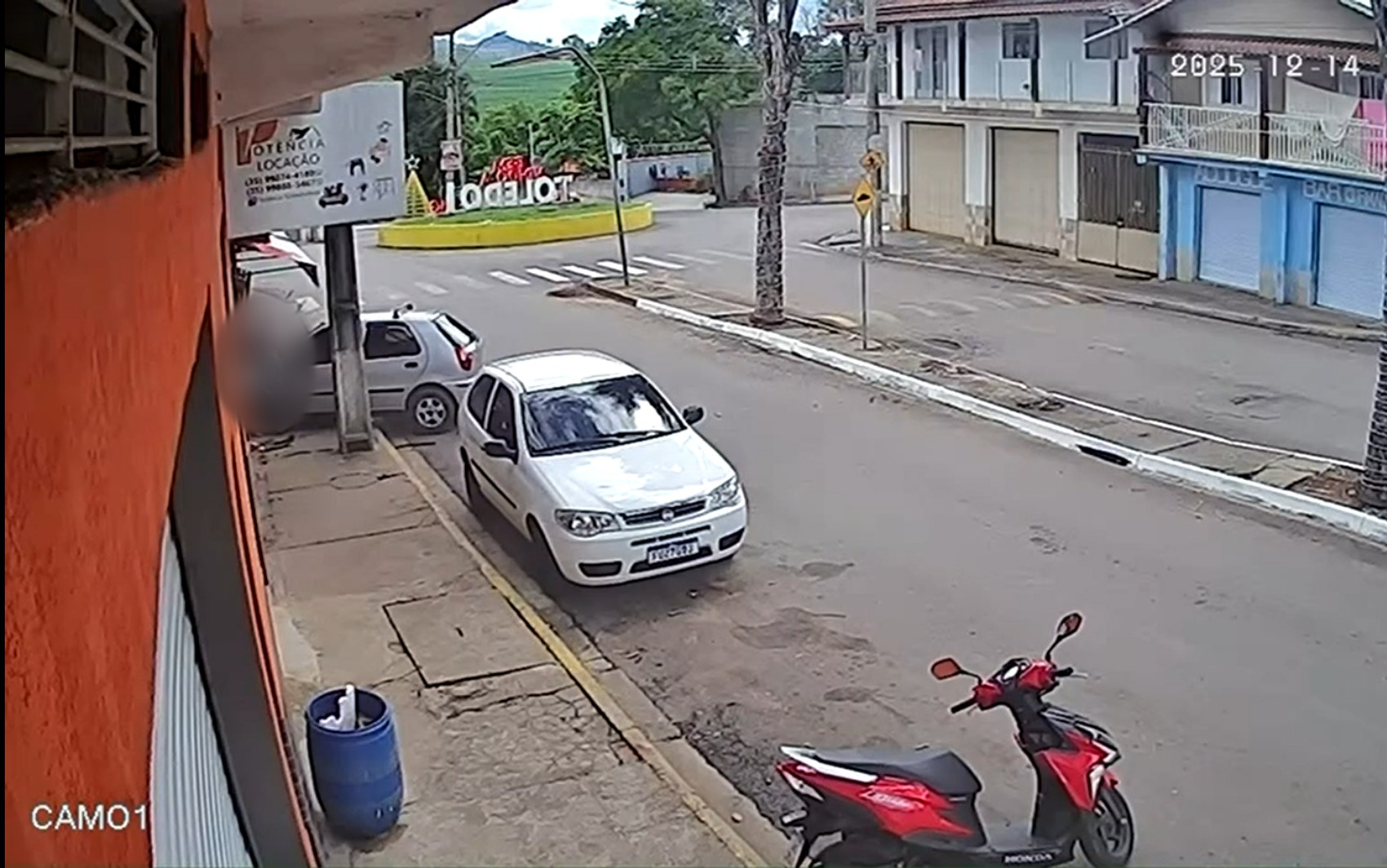 VÍDEO: Três pessoas morrem após carro sem controle atingir parede de comércio em Toledo, MG | G1