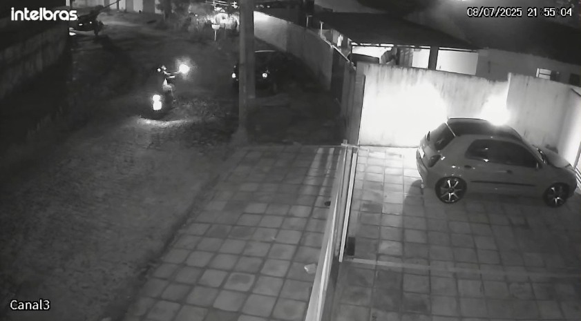 Homens em motocicleta disparam tiros contra casa, em João Pessoa; veja vídeo