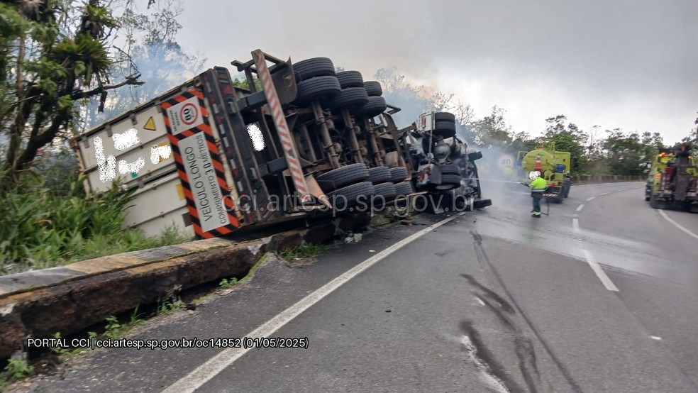 Carreta pega fogo e deixa um morto — Foto: Ecovias/Artesp