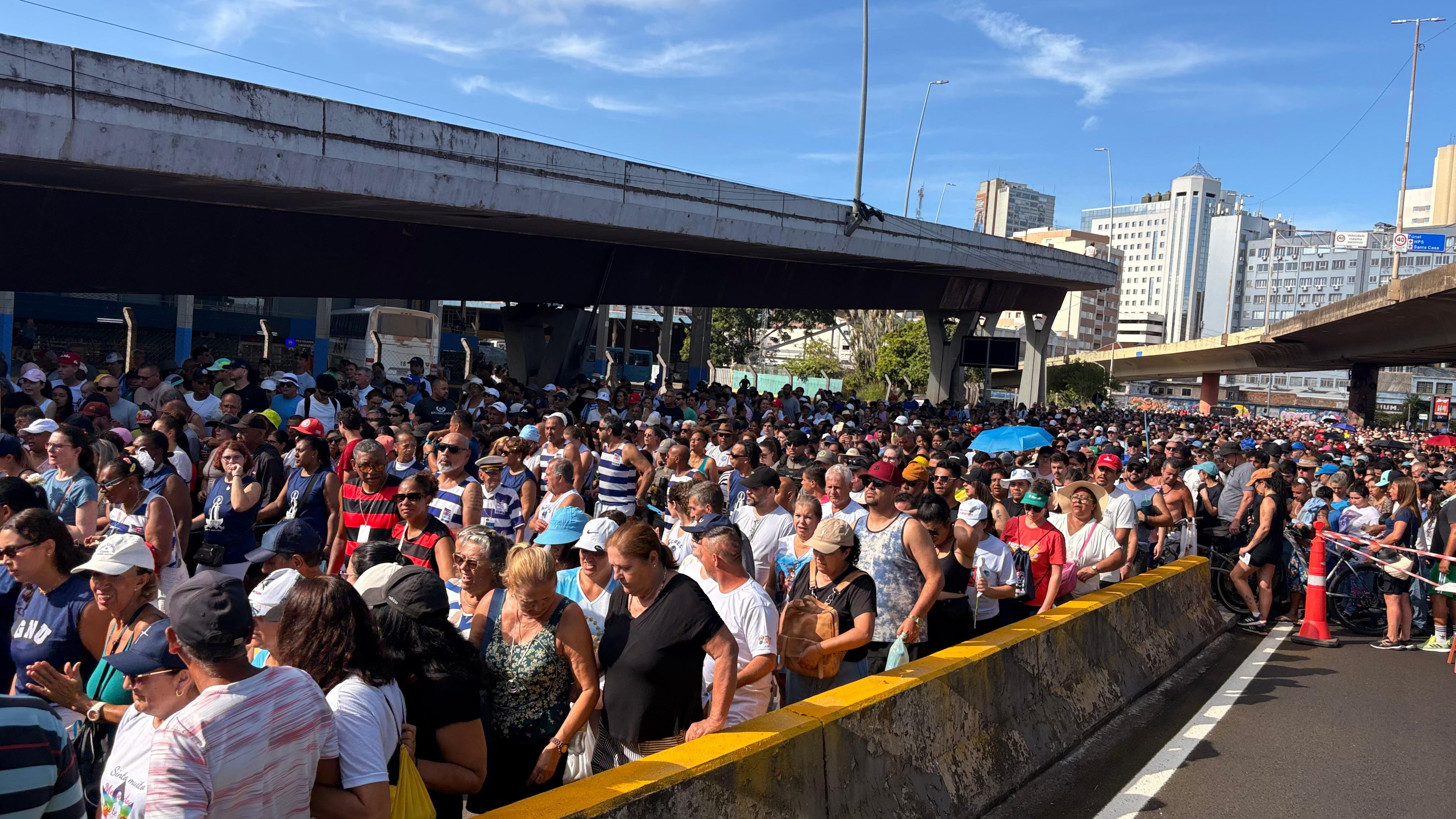 Milhares de fiéis acompanham procissão de Nossa Senhora dos Navegantes em Porto Alegre