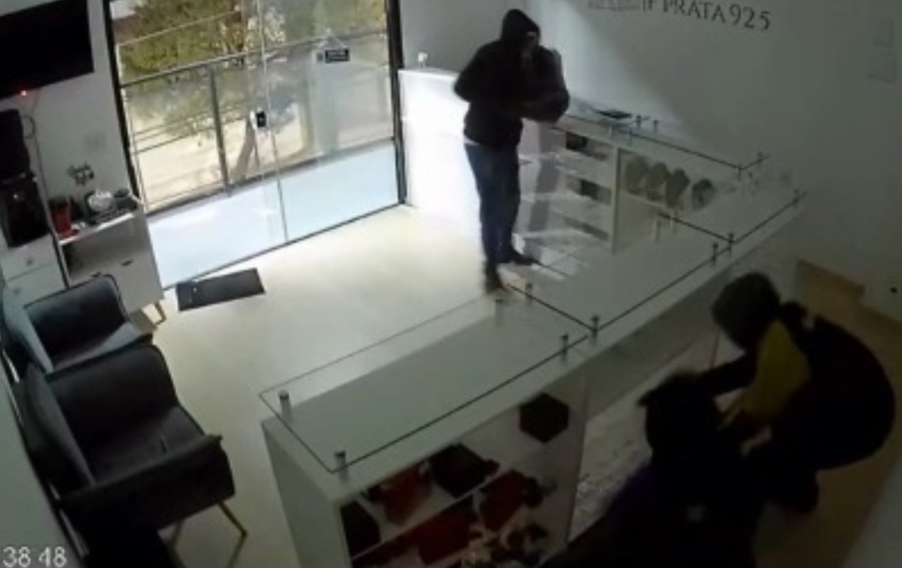 VÍDEO: ladrões invadem loja de joias e furtam acessórios e notebook em Sorocaba