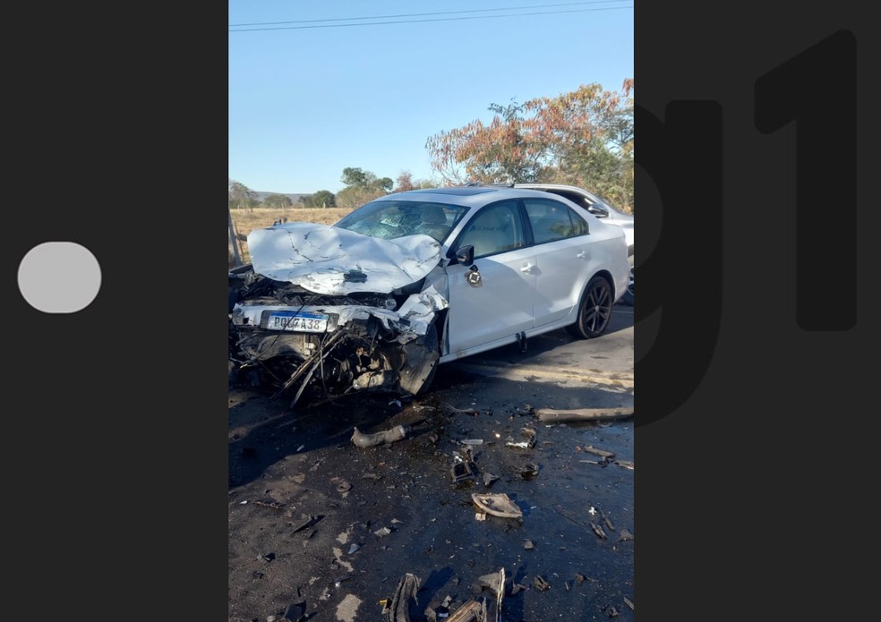 Duas pessoas morreram após dois carros baterem de frente, na BR-172, na cidade de São Félix do Coribe — Foto: Reprodução/Redes Sociais