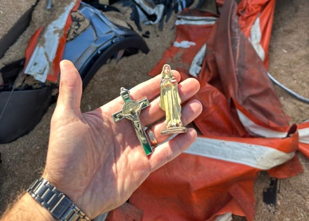Funcionário encontra santinha e cruz em carro soterrado na BR-448, onde jovem foi salva por cápsula de sobrevivência: 'poderia estar em qualquer lugar'