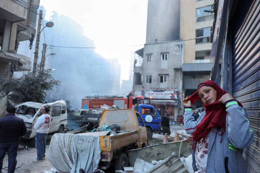 Civis próximos a escombros após ataque israelense em Beirute, no Líbano, em 8 de abril de 2026. — Foto: REUTERS/Yara Nardi