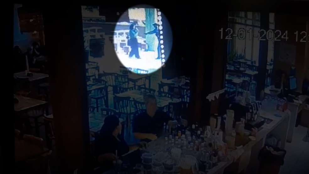 Suspeito abordou a v�tima, que estava conversando com o dono do restaurante, e atirou v�rias vezes � Foto: Reprodu��o/g1