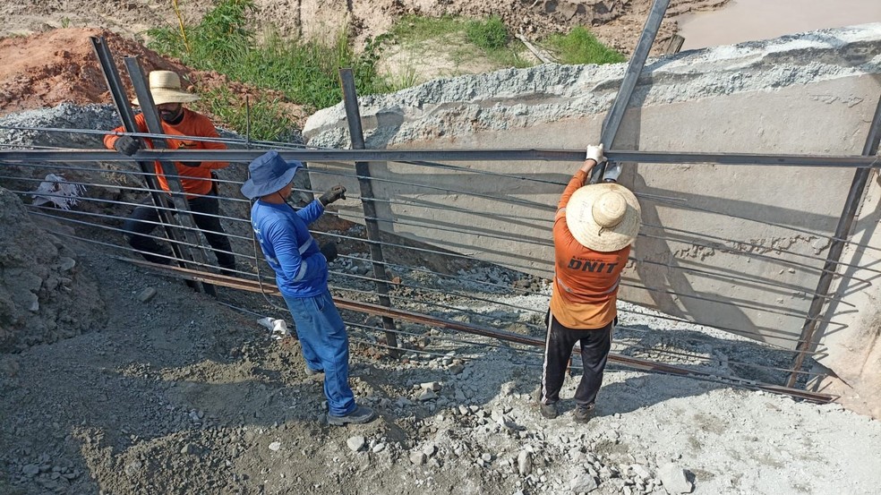 Servidores do Dnit fazem trabalhos paliativos para conter erosão — Foto: Arquivo/Dnit