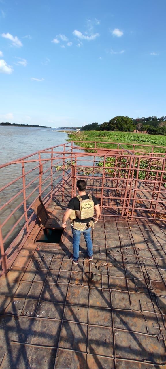 Balsa com 8 mil litros de diesel contrabandeado é apreendida pela PF no Pantanal de MS; veja vídeo