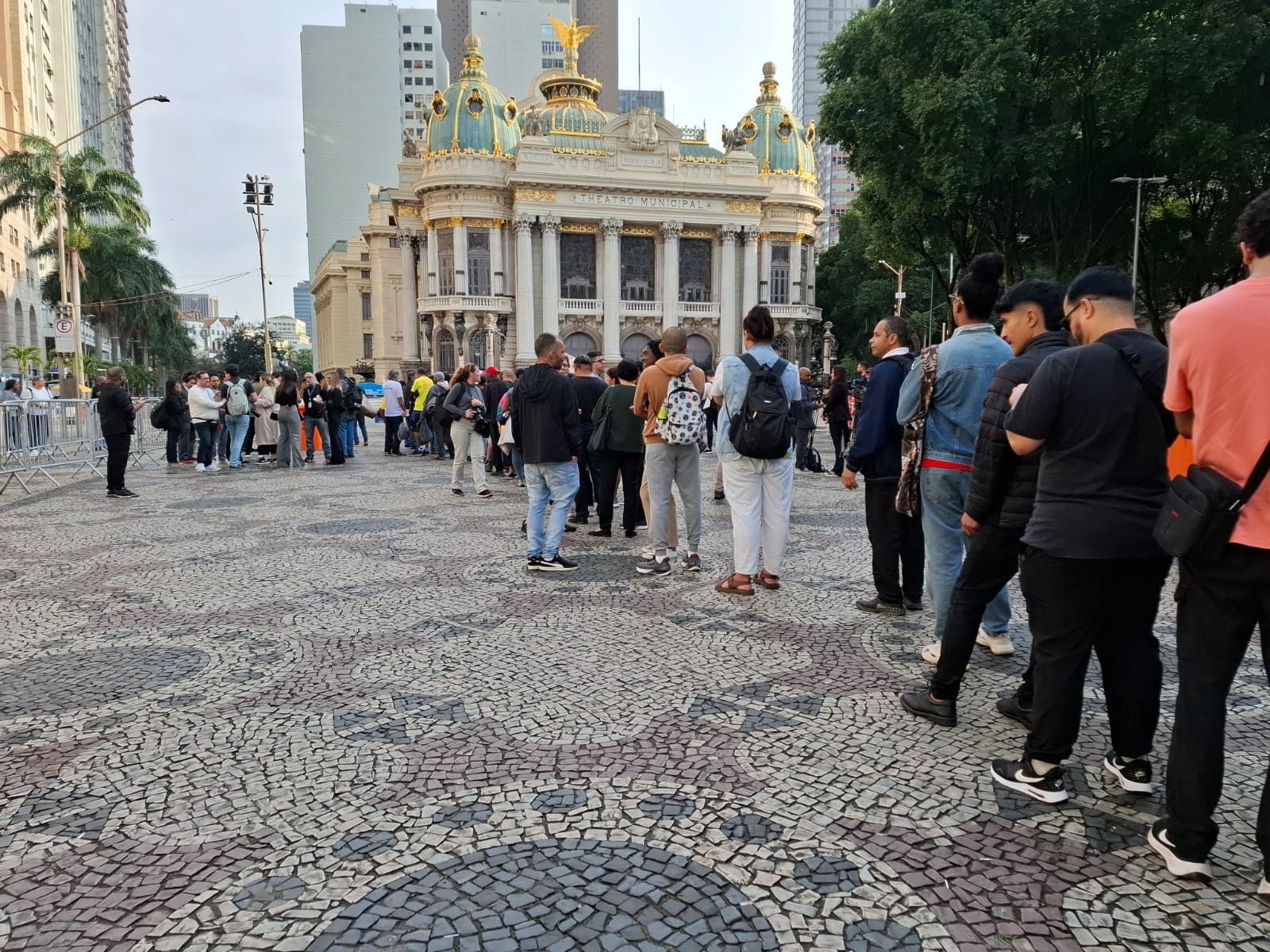 SIGA: fãs fazem fila no adeus a Preta Gil no Theatro Municipal