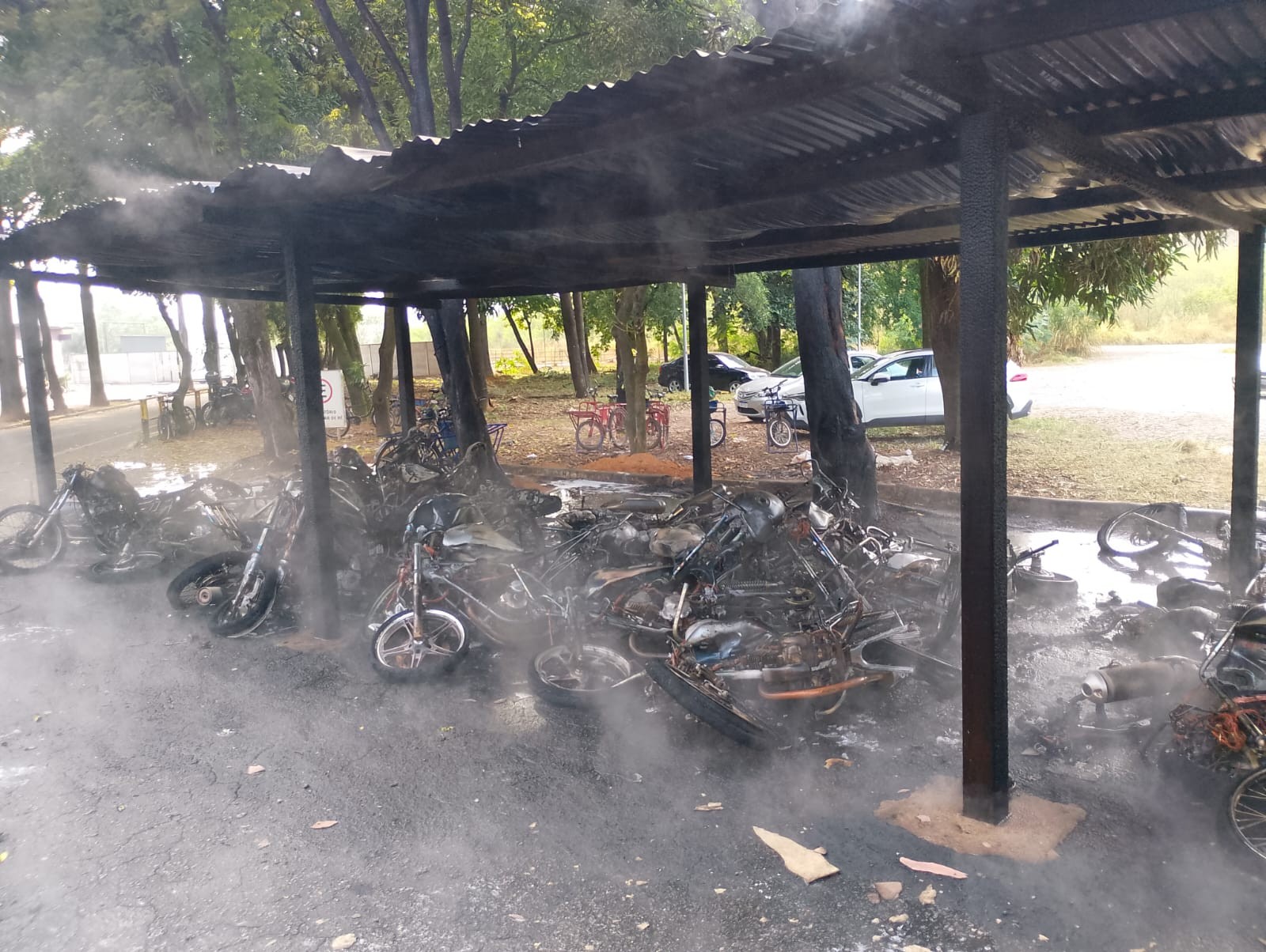 Incêndio no pátio da Aperam, em Timóteo, danifica 35 motocicletas
