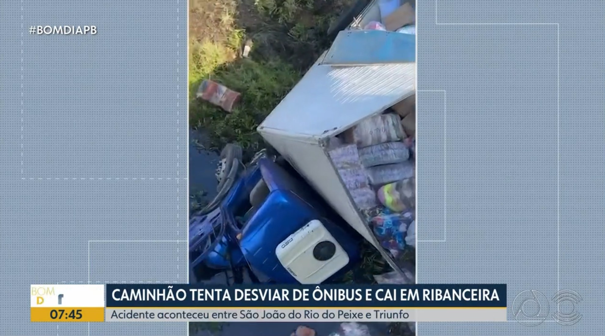 Caminhão cai em ribanceira após colisão com ônibus de estudantes na PB