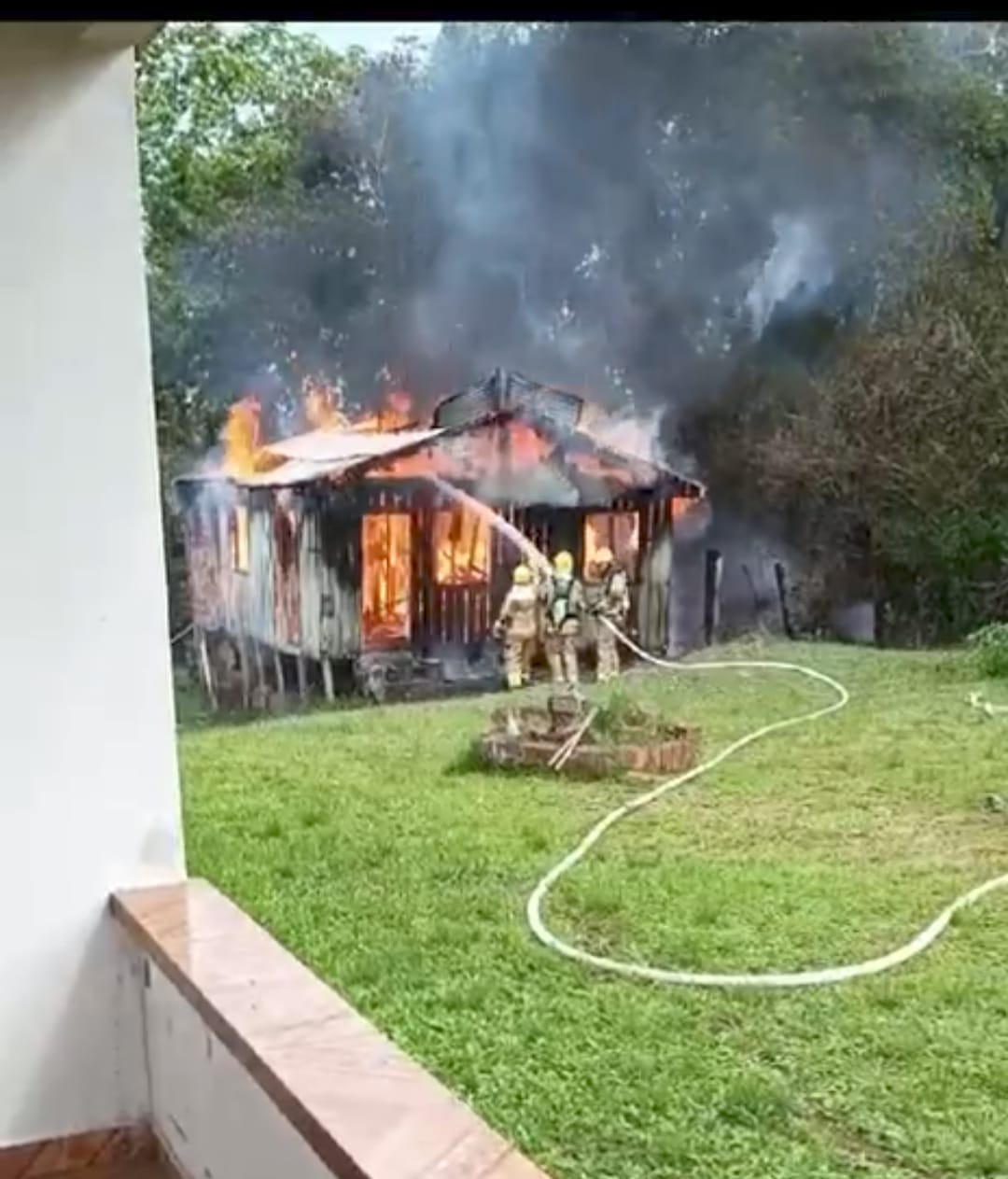 Duas casas de madeira são destruídas em menos de 24 horas durante incêndios em Cruzeiro do Sul