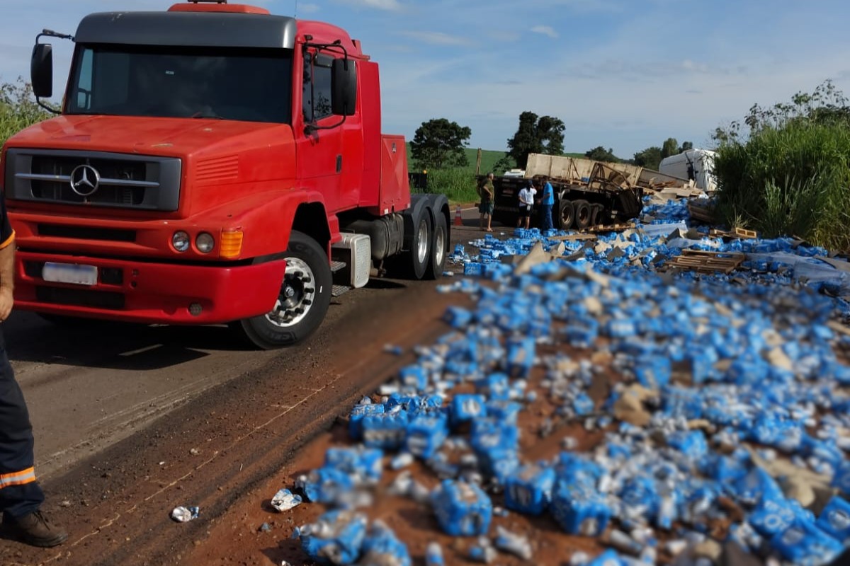 Carga de cerveja cai de carreta e interdita trecho da Rodovia Euclides de Oliveira Figueiredo por quase 10 horas