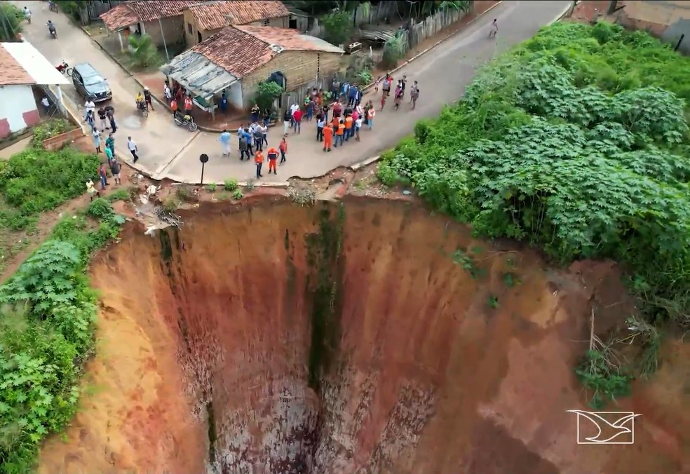 Situação preocupa quem vive próxima as crateras em Buriticupu — Foto: Reprodução/TV Mirante