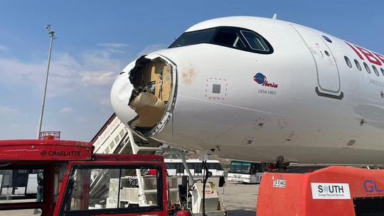 Avião da Iberia com bico danificado