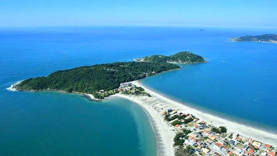 R$ 30 milhões: ilha em cenário paradisíaco está à venda há 10 anos - Foto: (Praia Balneário Ponta do Papagaio/Reprodução)