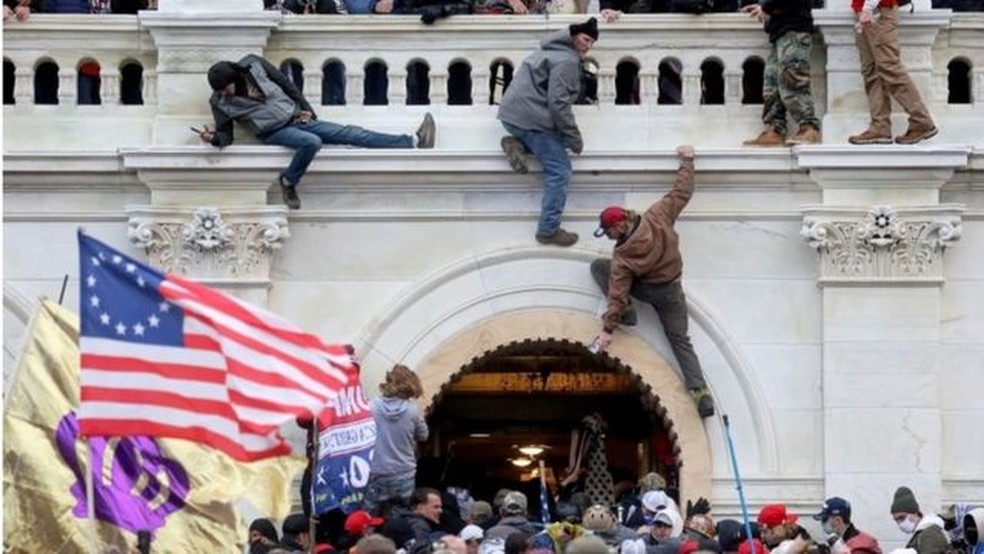 Apoiadores radicais de Trump invadiram o Congresso americano em 6 de janeiro de 2021 para interromper a certificação do presidente eleito, o democrata Joe Biden — Foto: Reuters via BBC