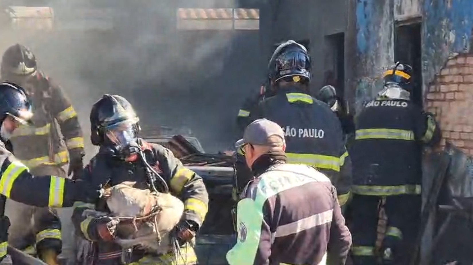 Vídeo: bombeiro salva cachorro de incêndio em oficina mecânica em Franca, SP