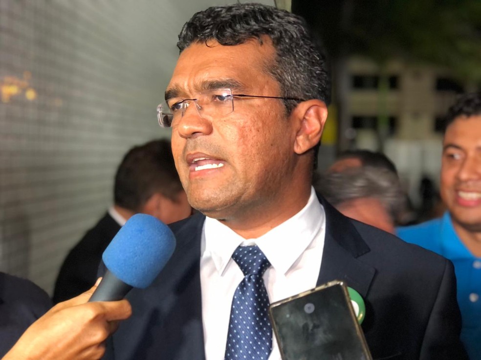 Candidato Lahesio Bonfim, chega aos estúdios da TV Mirante — Foto: Adriano Soares/Grupo Mirante