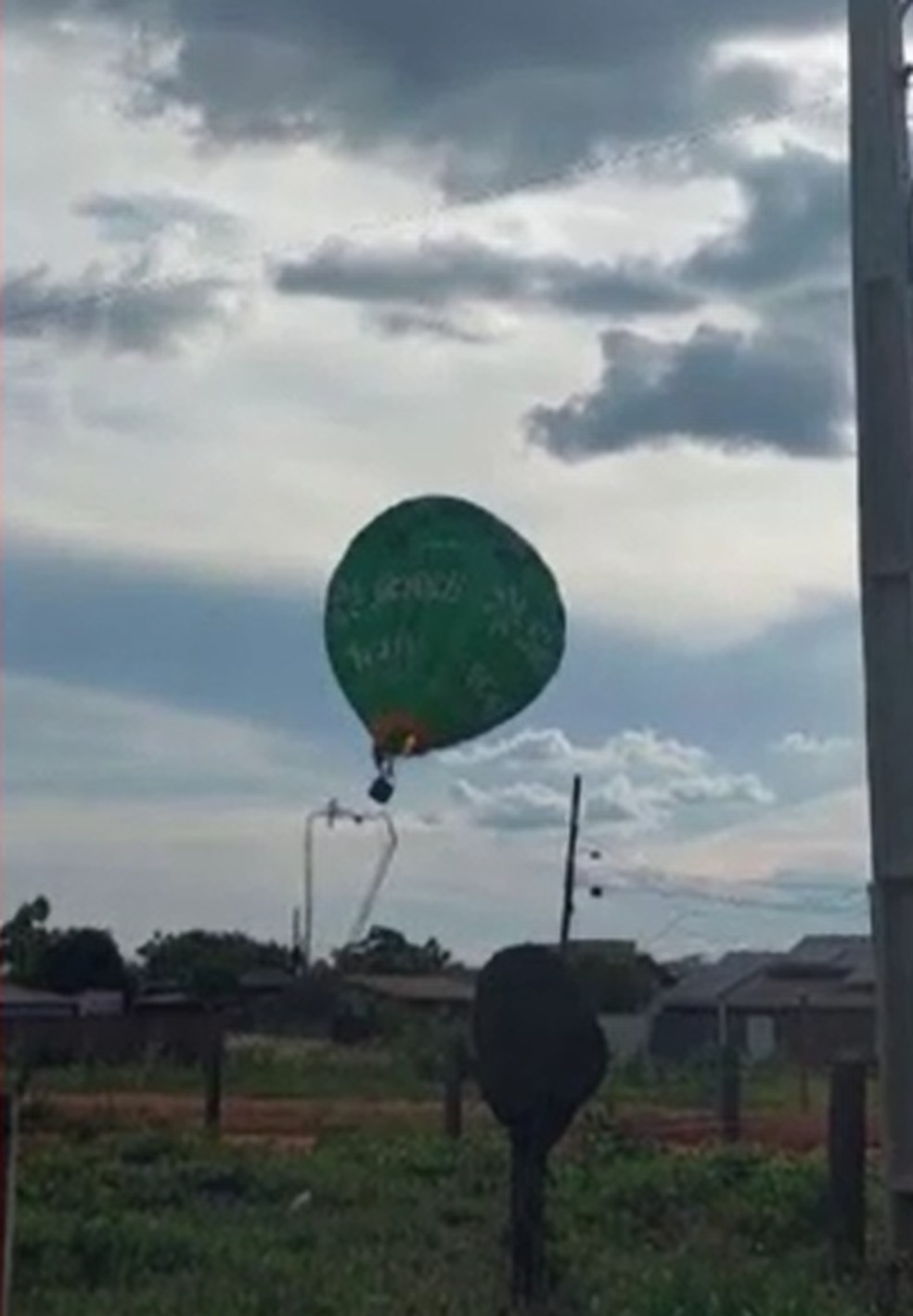 O piloto do balão e o auxiliar ficaram feridos — Foto: Reprodução