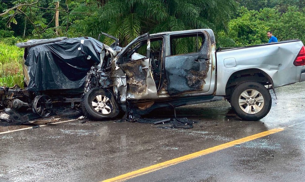 Uma equipe do Corpo de Bombeiros esteve no local para socorrer as v&iacute;timas e extinguir as chamas. &mdash; Foto: Reprodu&ccedil;&atilde;o