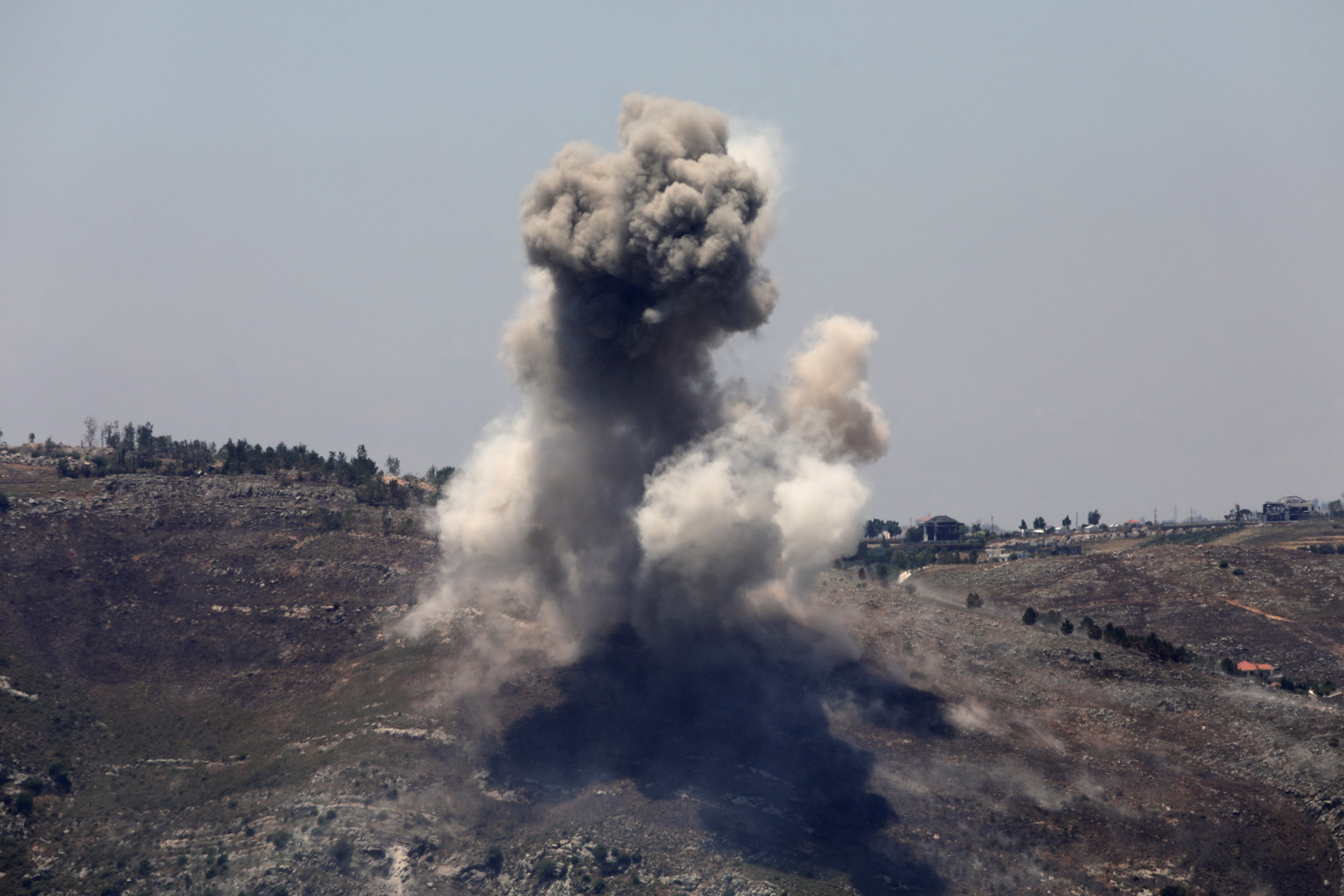 Israel volta a bombardear o sul do Líbano em desafio a Trump e ao Irã; SIGA