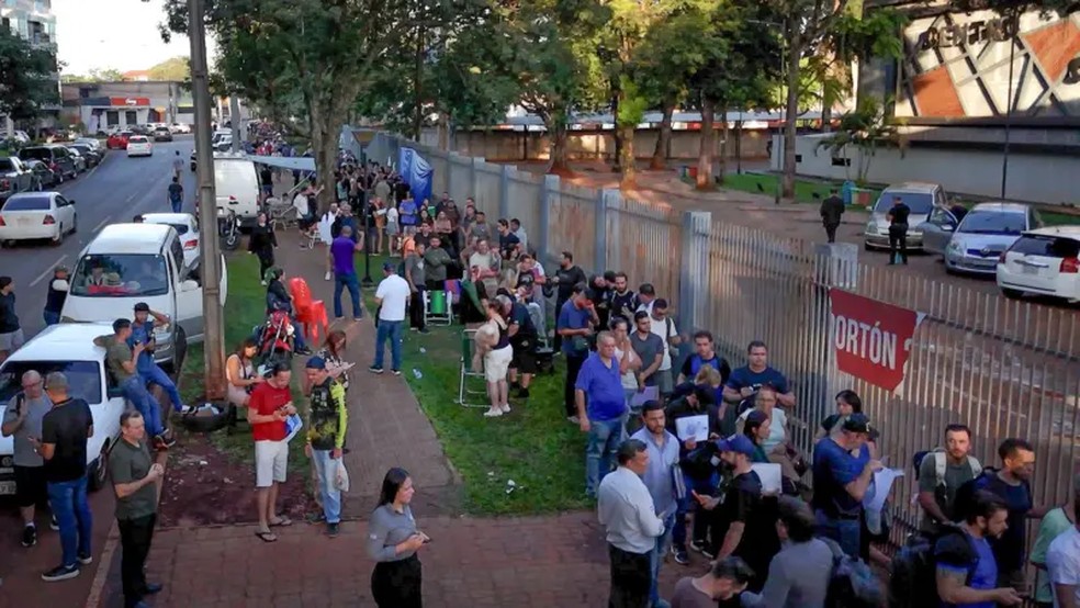 Fila com brasileiros vira a madrugada em Ciudad del Este, no Paraguai — Foto: Fernando Otto/BBC