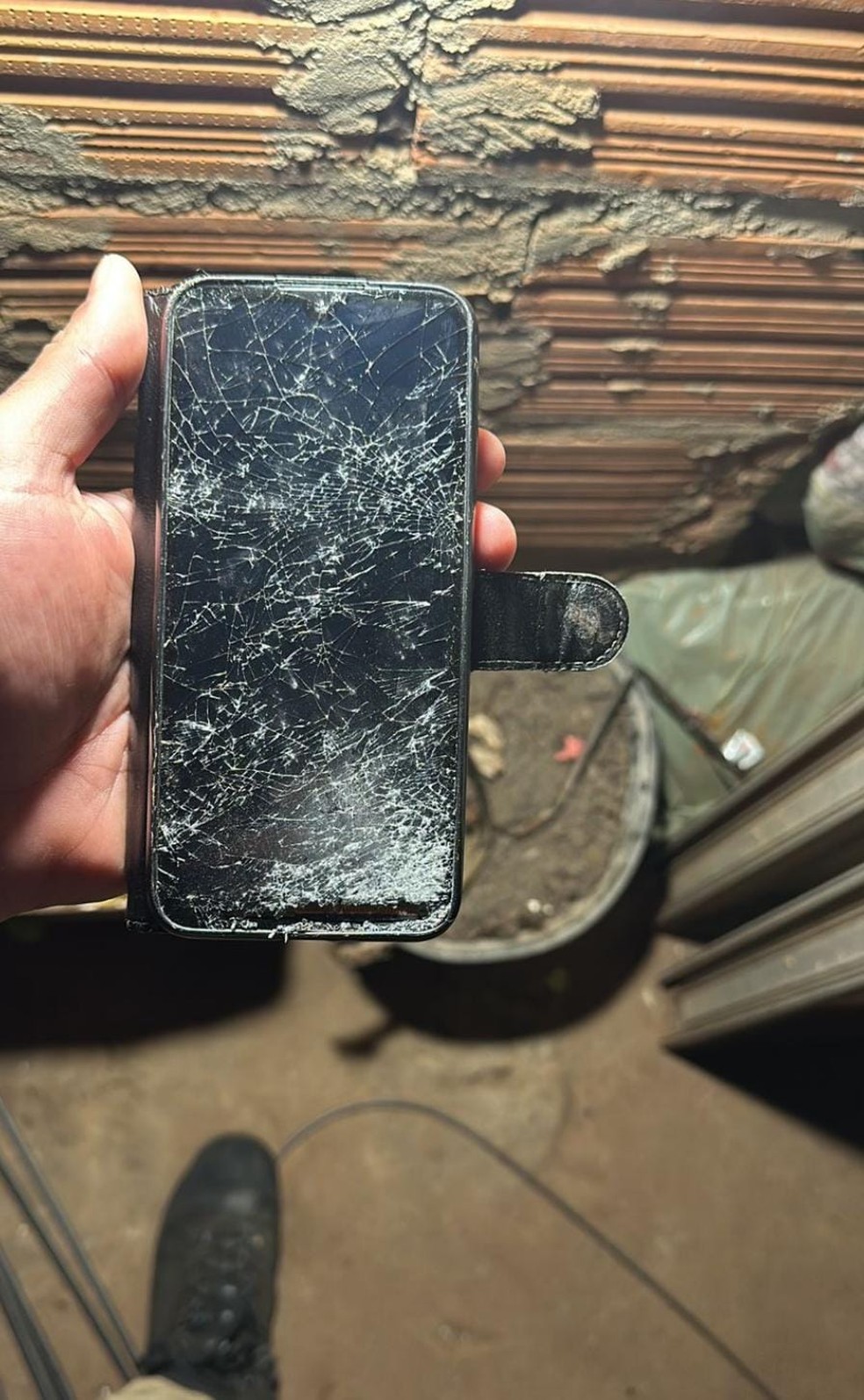 Celular da mulher foi quebrado pelo homem — Foto: Polícia Militar