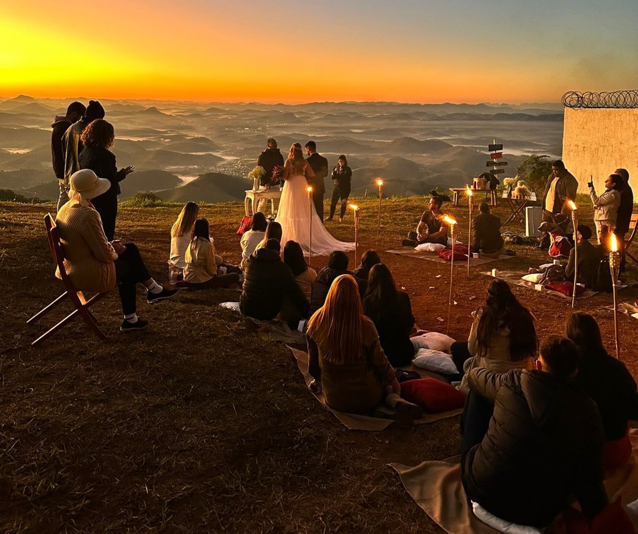 Conheça casal que se conheceu em trilha e fez casamento no alto de serra ao nascer do sol