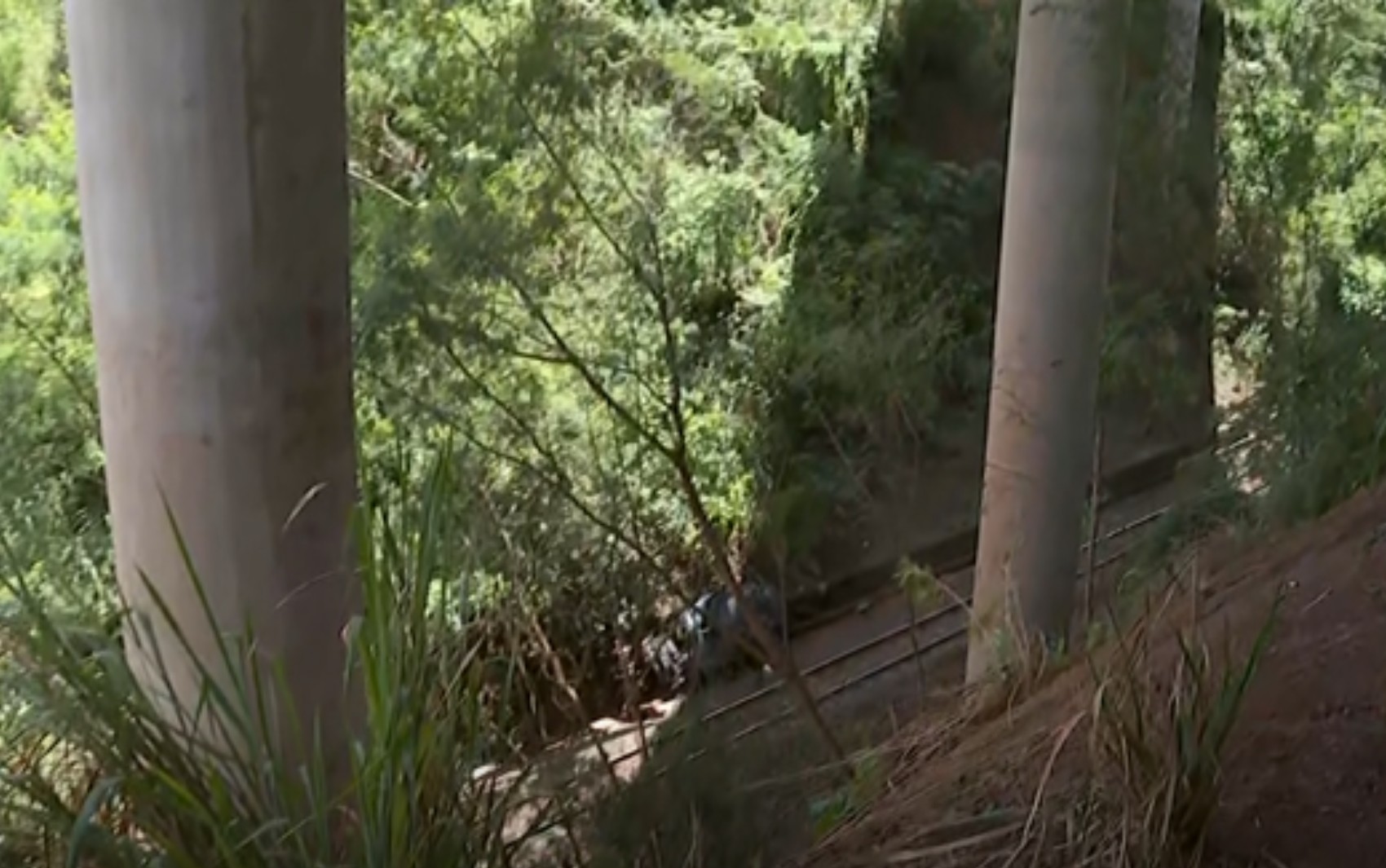 Homem é socorrido em estado grave após cair com carro de viaduto a 30 metros de altura em Ituverava, SP