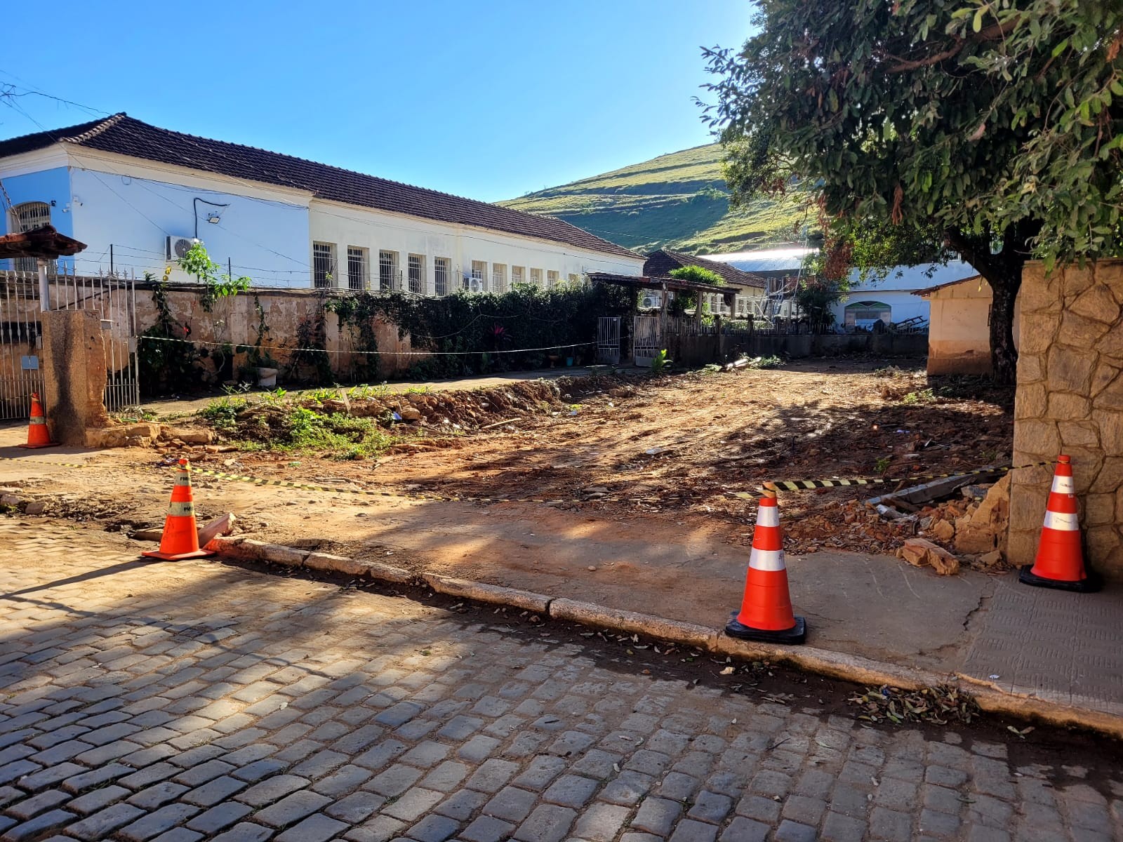 Artefato explosivo é encontrado em terreno próximo à escola, que precisou ser evacuada