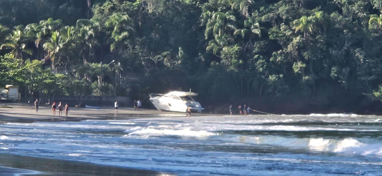 Embarcação de 13 metros encalha durante ressaca na Praia do Lázaro, em Ubatuba