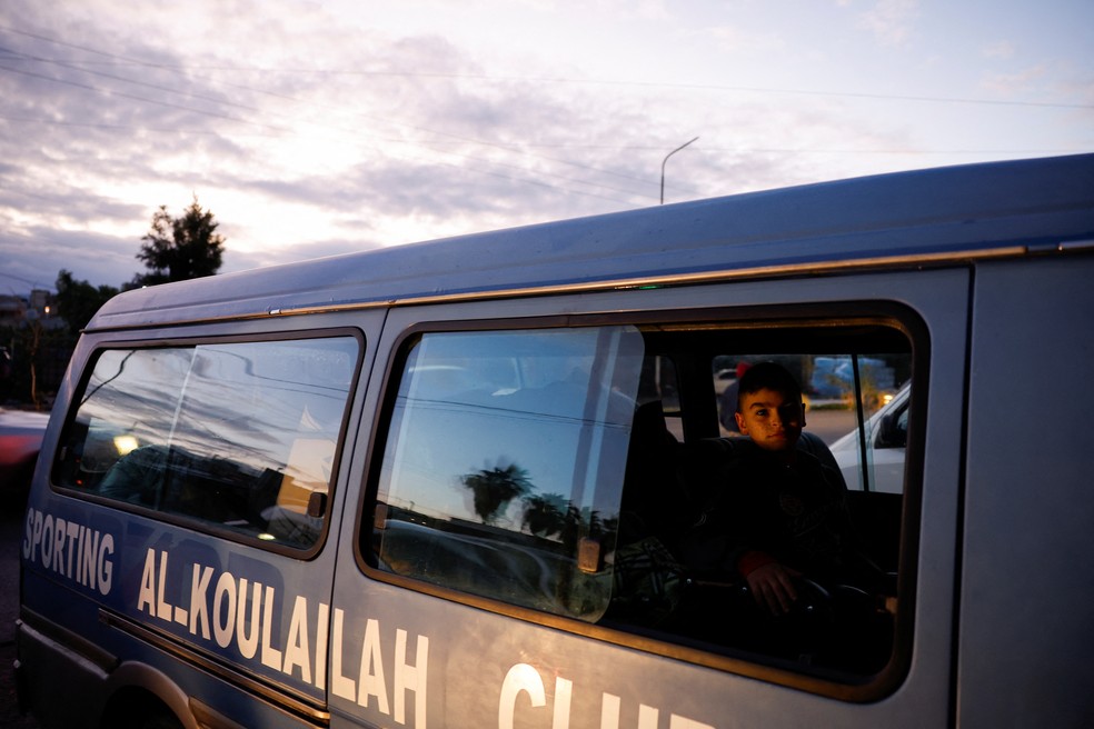 Um menino observa de um veículo enquanto segue de volta para o Sul do Líbano — Foto: Adnan Abidi/Reuters