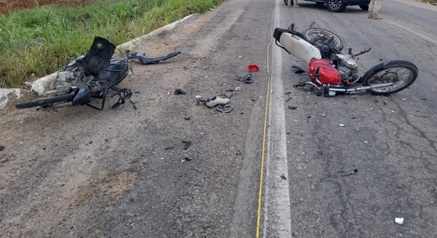 Duas pessoas morrem após colisão entre motocicletas na BR-104 em Caruaru