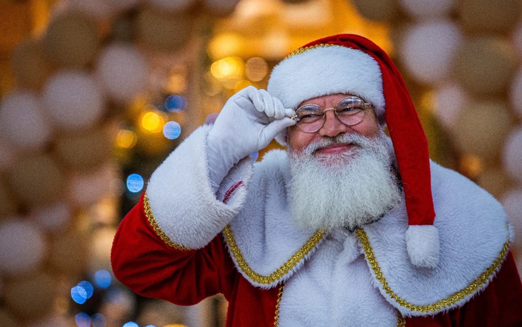 Voluntários contam como é dedicar o tempo livre para atuar como Papai Noel, distribuir doces e brinquedos no Natal