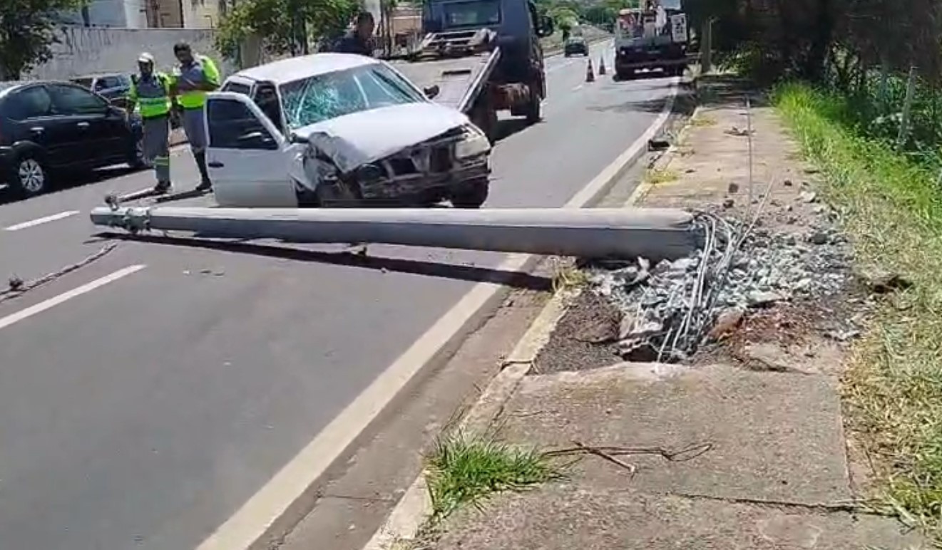 Carro colide e derruba poste em avenida de Campinas; uma pessoa ficou ferida