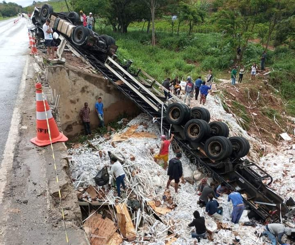 Caminhão dos Correios tomba na BR-116, em Orizânia — Foto: Reprodução/Paulo Roberto da Rádio