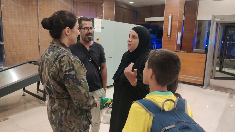 Brasileiros são recebidos por psicóloga da FAB ao chegaram ao hotel no Cairo — Foto: Força Aérea Brasileira