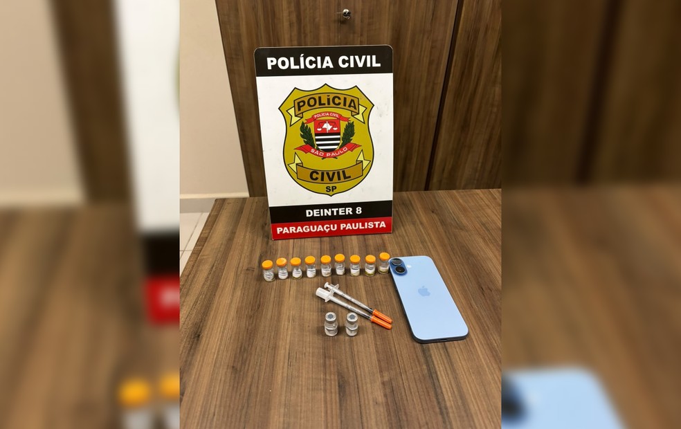 1 de 1
Policiais apreenderam nove ampolas da subst&acirc;ncia, recipientes para armazenamento e um celular &mdash; Foto: Pol&iacute;cia Civil