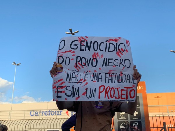 Manifestantes invadem Carrefour em SP durante protesto contra morte no RS -  20/11/2020 - UOL Notícias