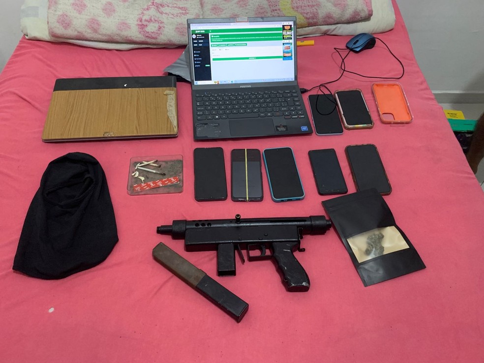 Computadores, celulares e uma submetralhadora foram apreendidos com o suspeito — Foto: Divulgação/Polícia Civil
