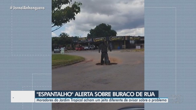 Moradores de Aparecida de Goinia montam espantalho para tampar buraco na rua