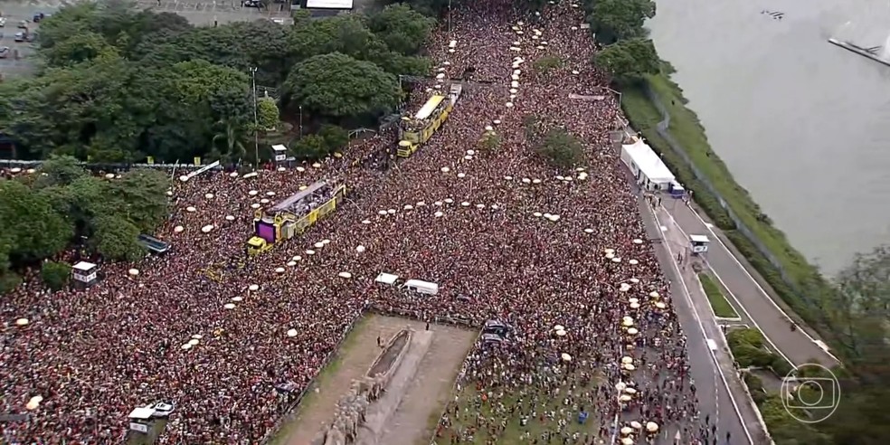 Chuva n&atilde;o intimida foli&otilde;es e mais de cem blocos tomam ruas de S&atilde;o Paulo | G1