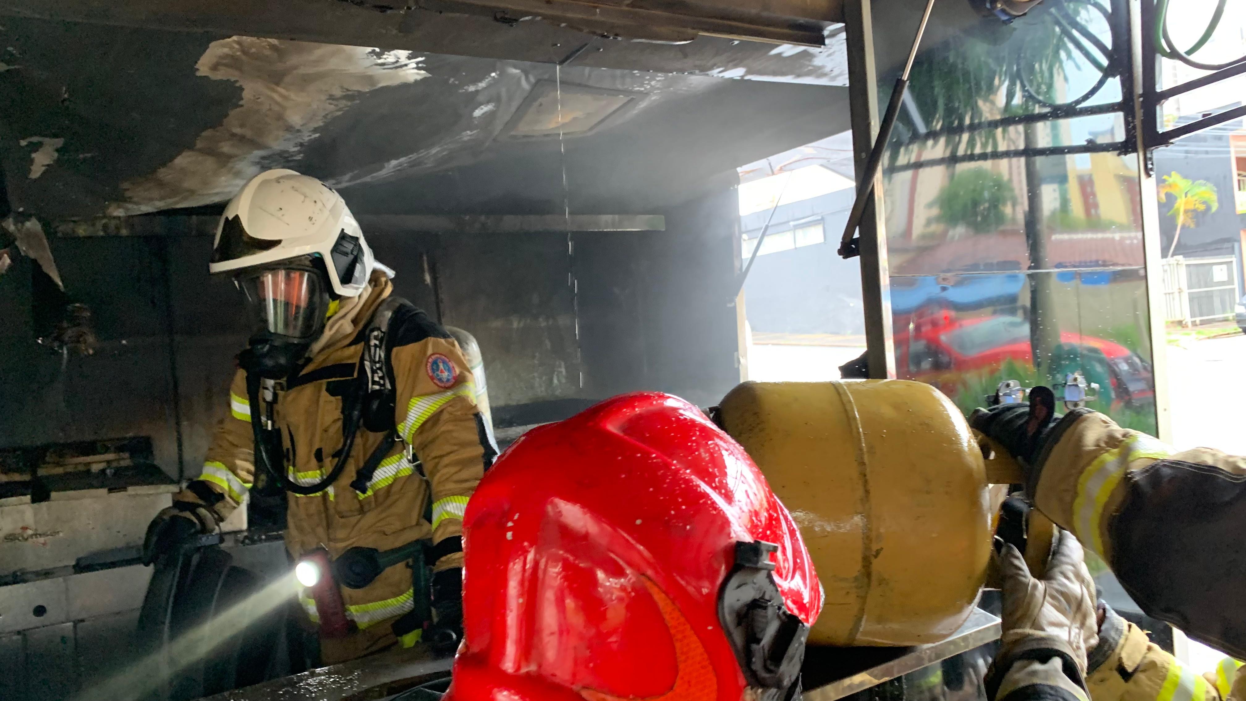 Curto-circuito em geladeiras pode ter causado incêndio em food truck no Bairro Osvaldo Rezende, em Uberlândia