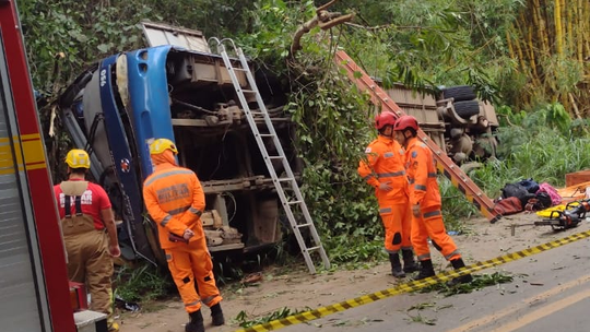 Capotamento de ônibus em rodovia de MG deixa 7 mortos - Foto: (Redes sociais)
